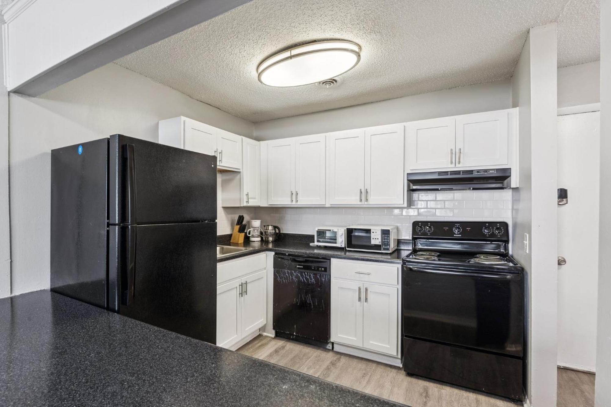 Avery A4 I Spacious 1 Bed 1 Bath Apartment