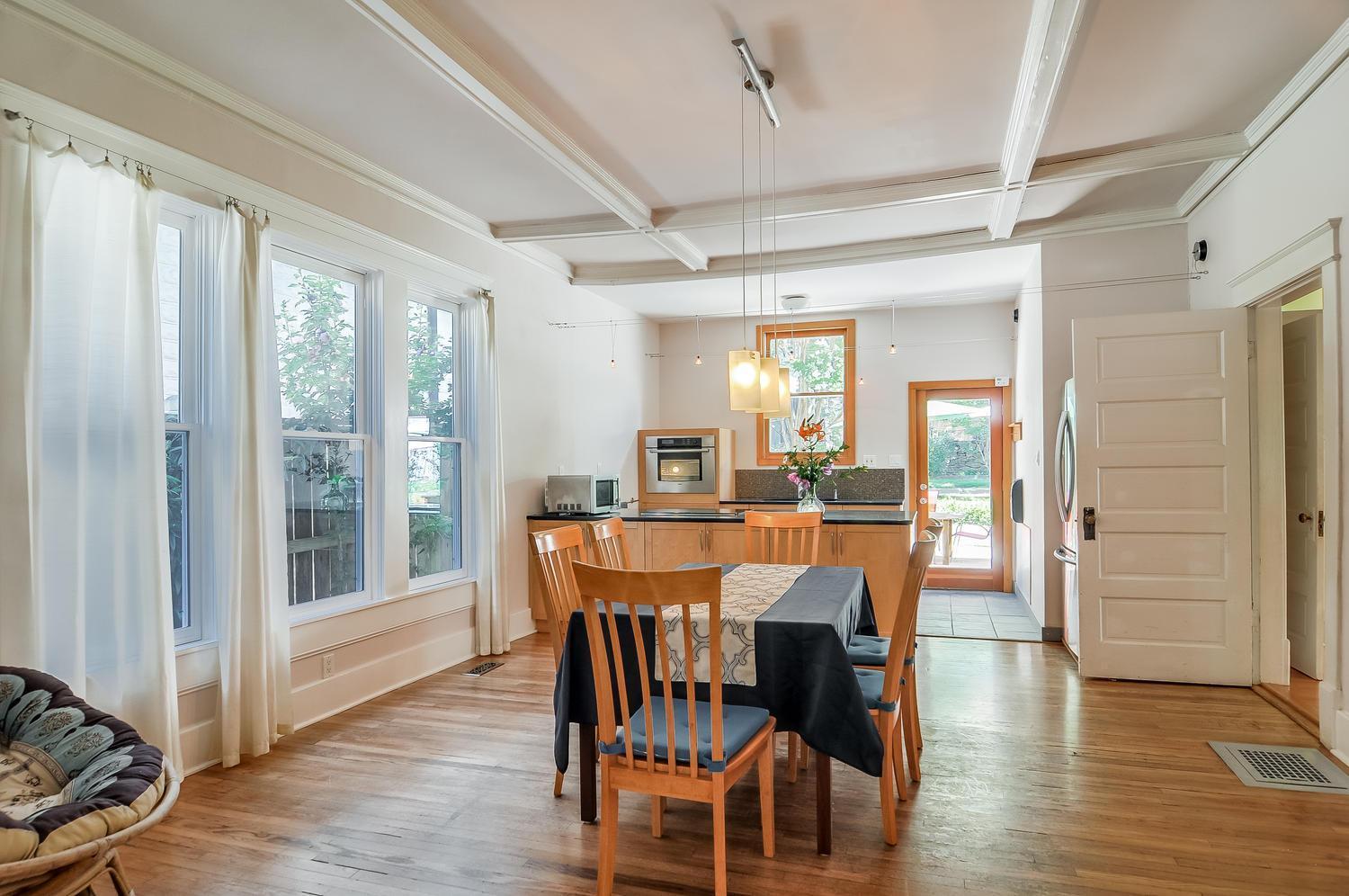 The Hummingbird Retreat By Local Apartment