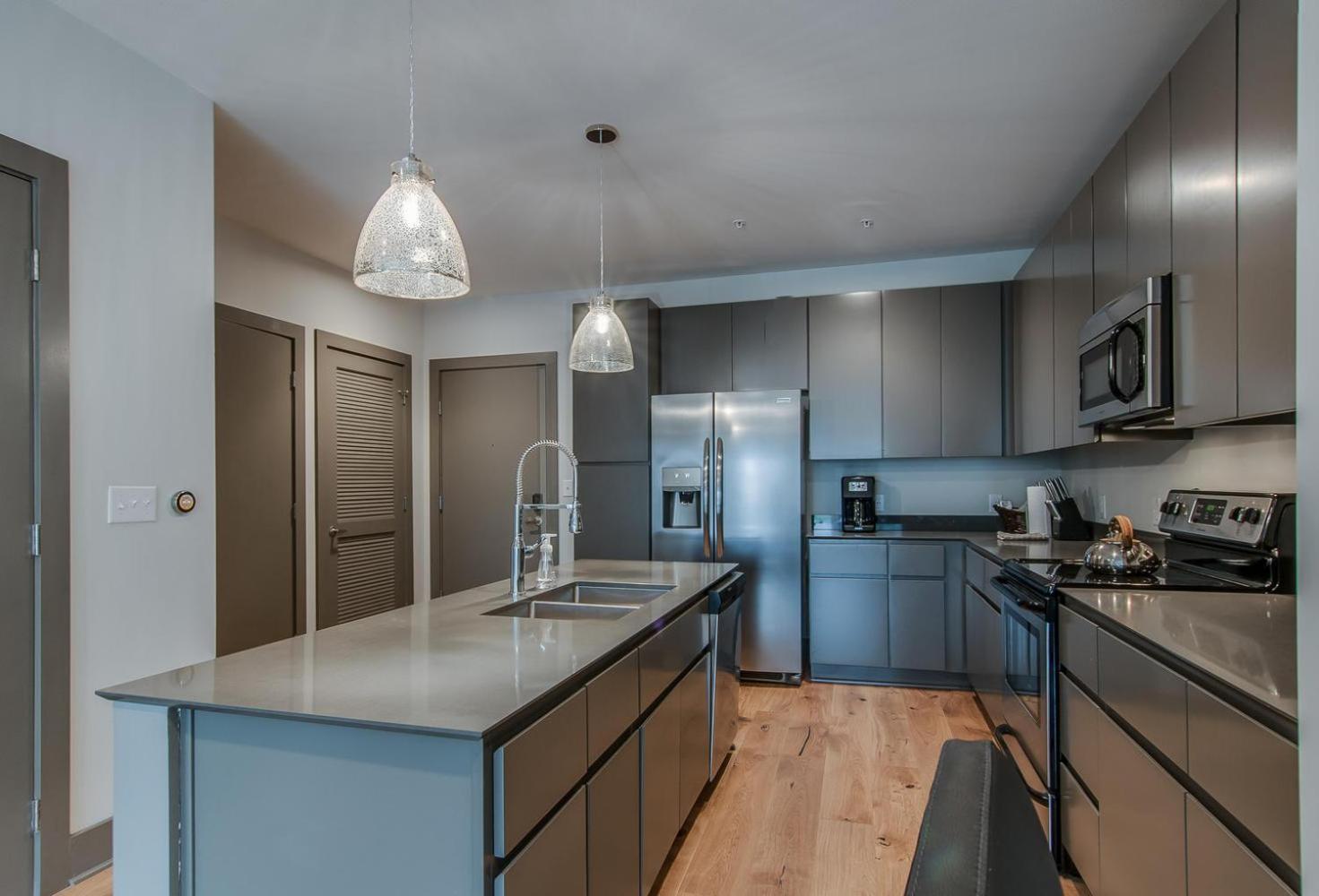 The Houston Flat - Monthly Furnished Rental! By Local Holiday home Nashville