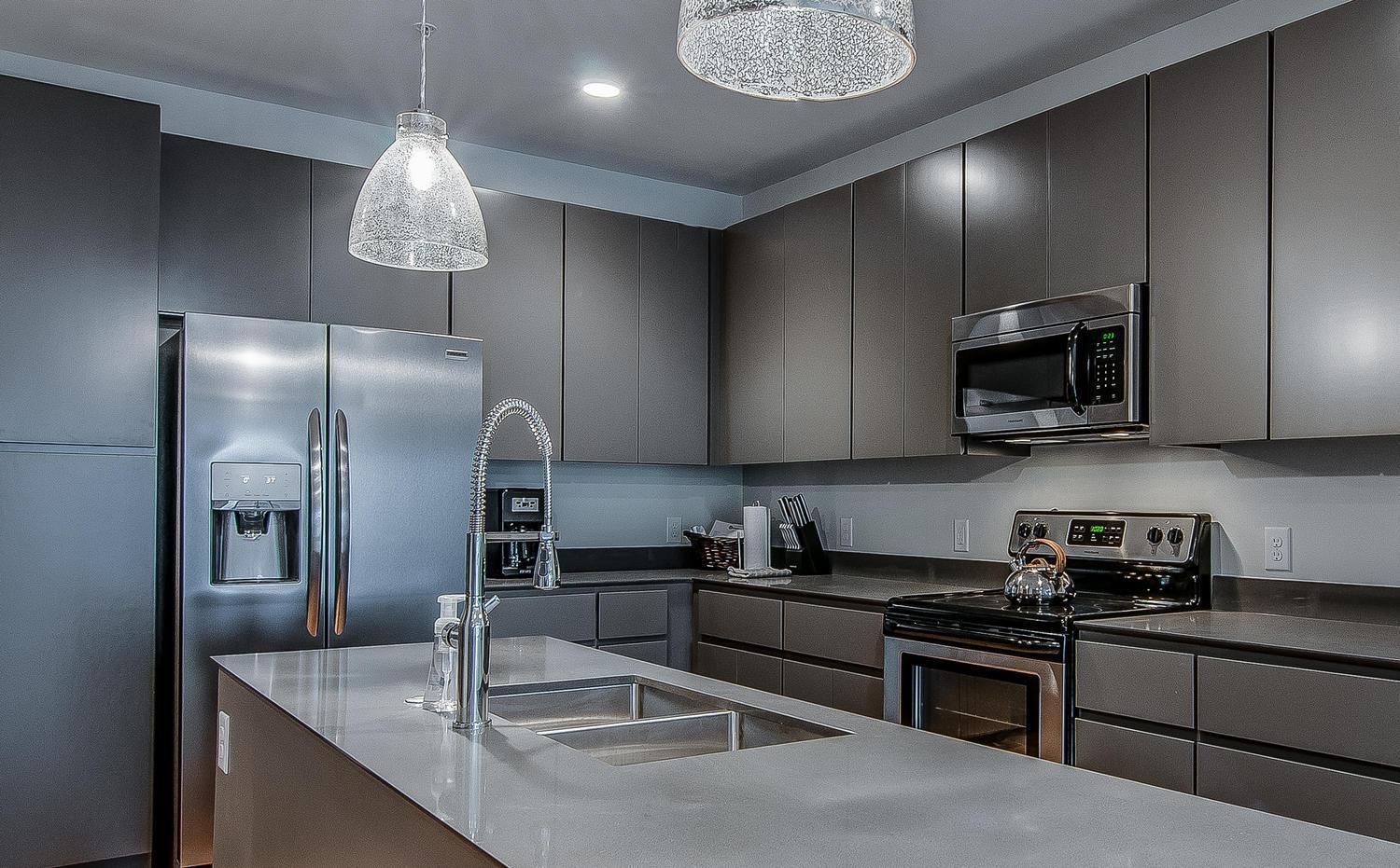 The Houston Flat - Monthly Furnished Rental! By Local *