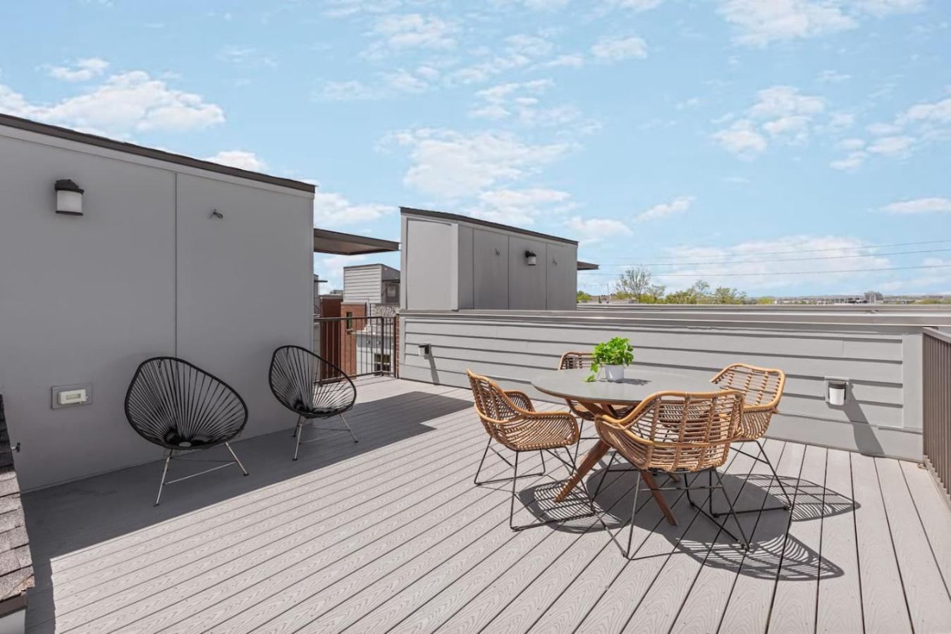 Private Rooftop With Garage Walk To Restaurants Shops And Coffee Holiday home