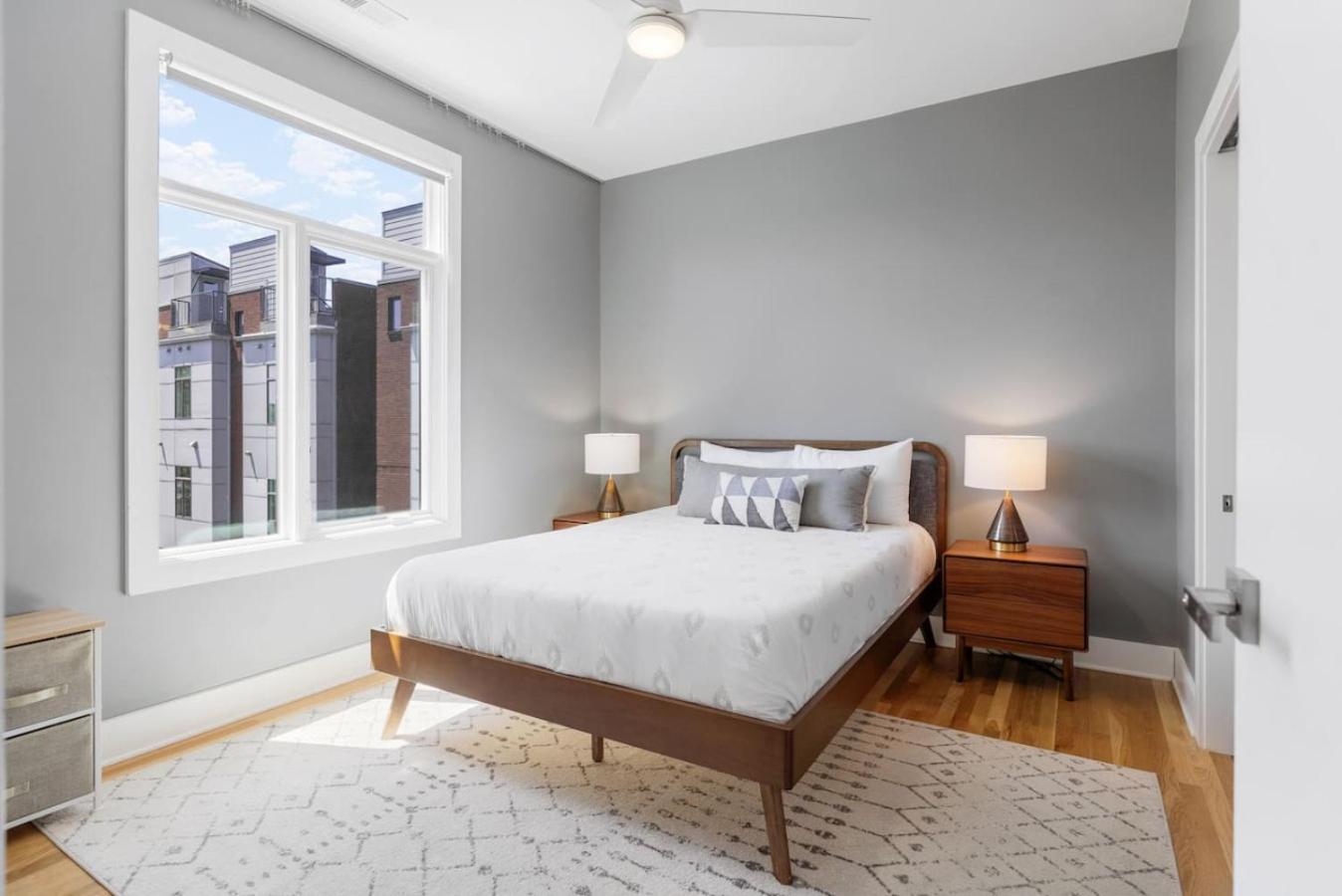 Private Rooftop With Garage Walk To Restaurants Shops And Coffee *