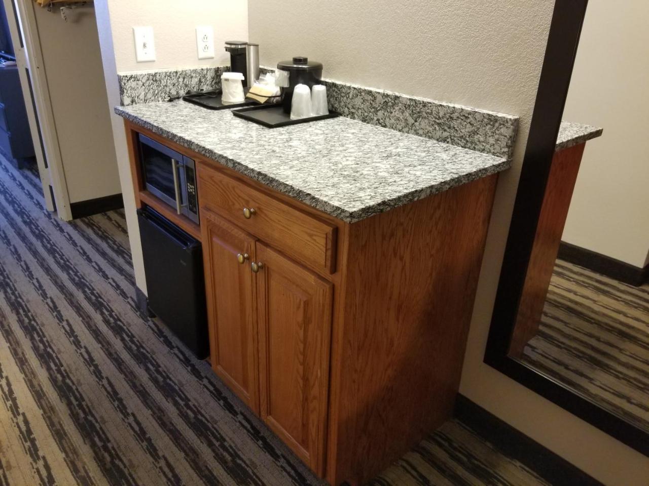 Country & By Radisson, Airport East, Tn