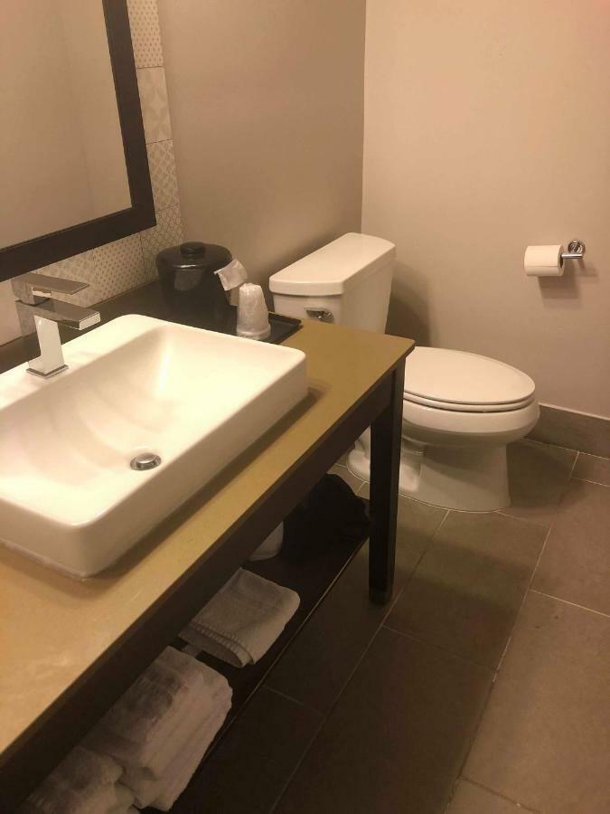 Country & By Radisson, Airport East, Tn Hotel 3*