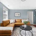 The Blue Bungalow - 4 Beds And 7 Mins To Broadway!