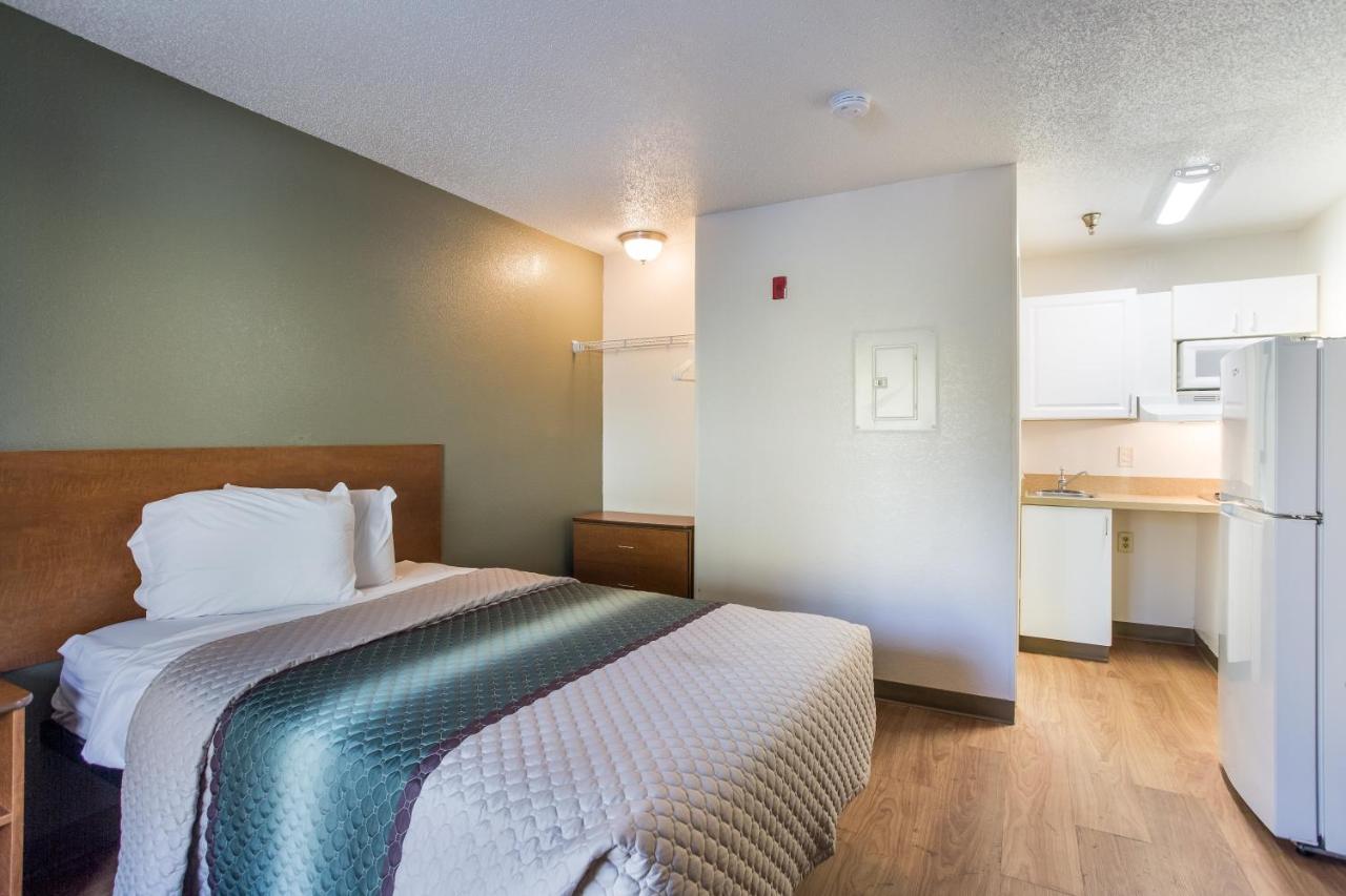 Motel Hometowne By Red Roof - Airport/briley Pkwy Nashville