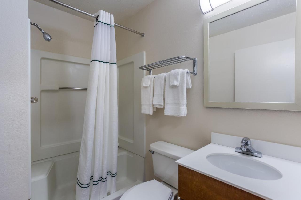 Hometowne By Red Roof - Airport/briley Pkwy Motel 2*