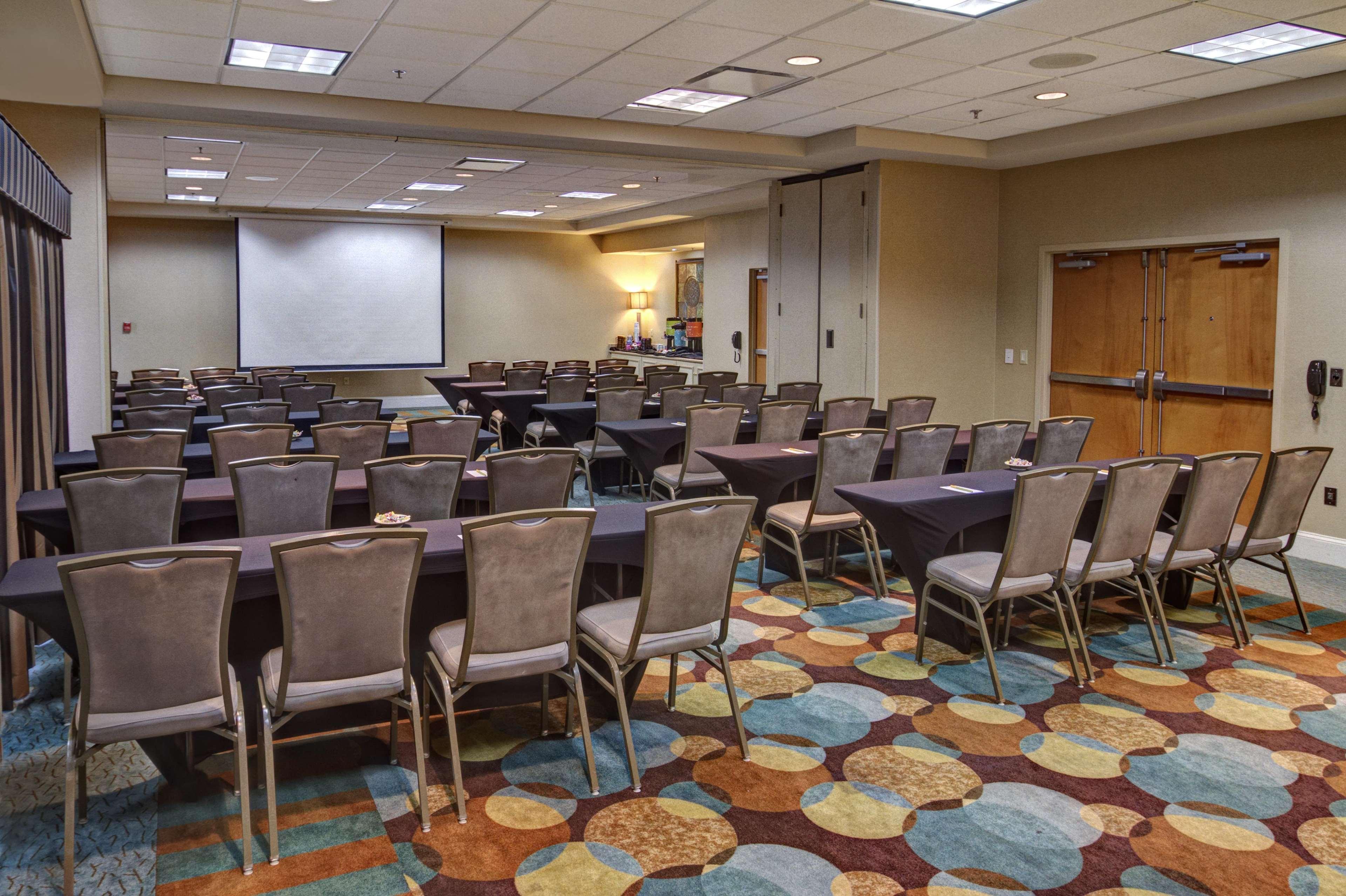Hilton Garden Airport 3*
