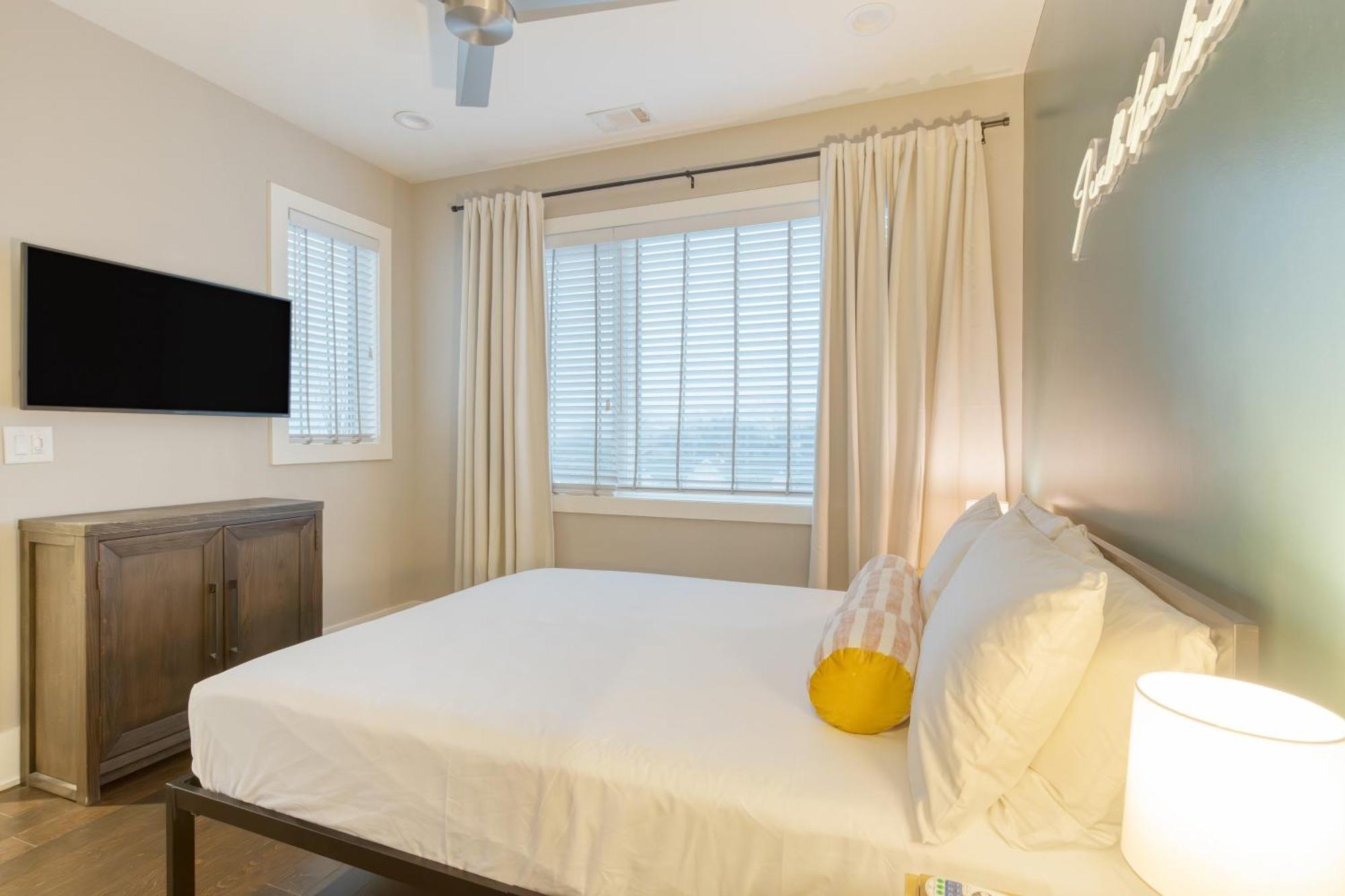 Holiday home Doralee By Avantstay Rooftop Mins From Downtown Dolly Parton Theme *