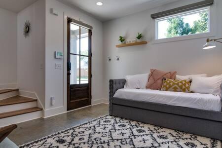 Stylish East Retreat With Garage *