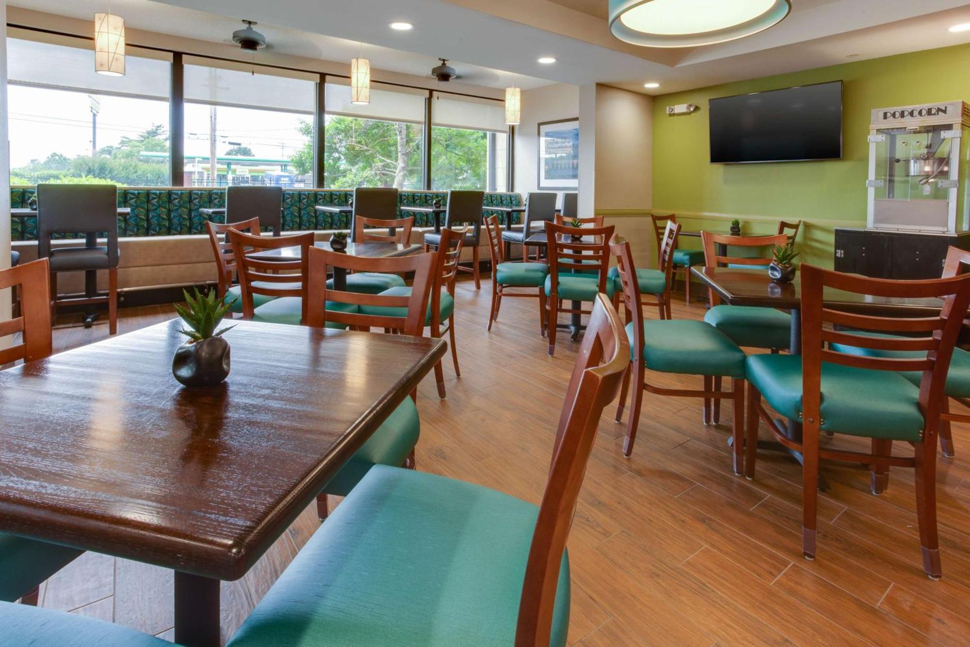 Drury & Airport Hotel 3*