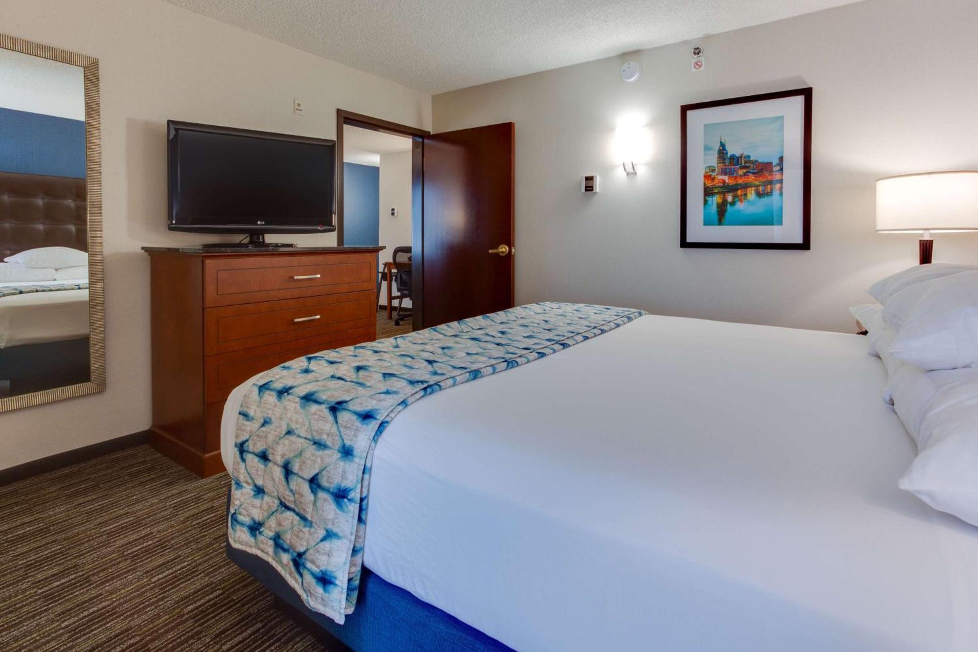 Drury & Airport Hotel 3*