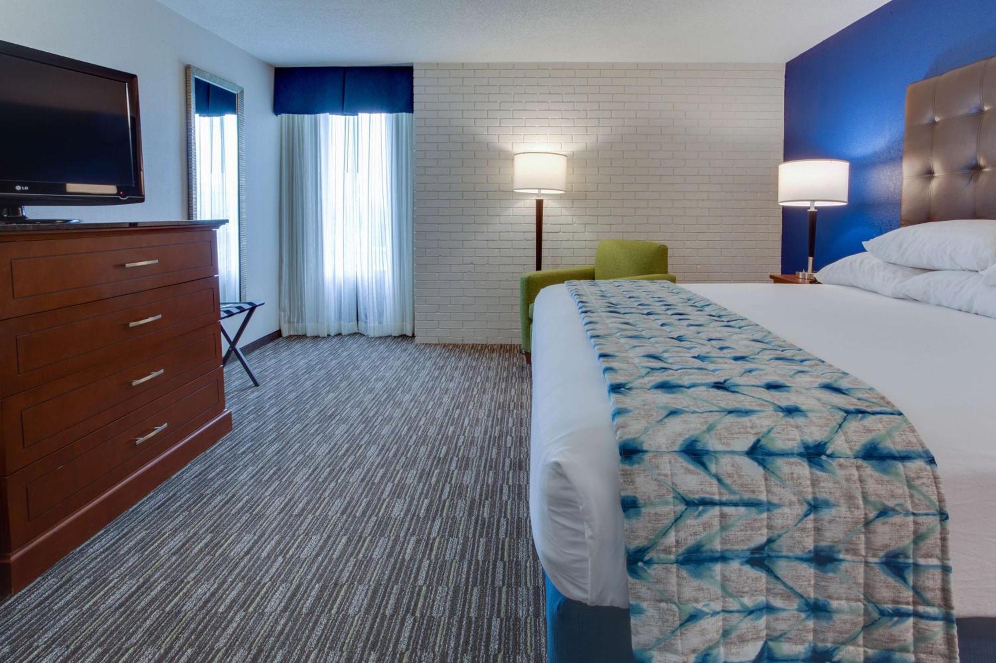 Hotel Drury & Airport