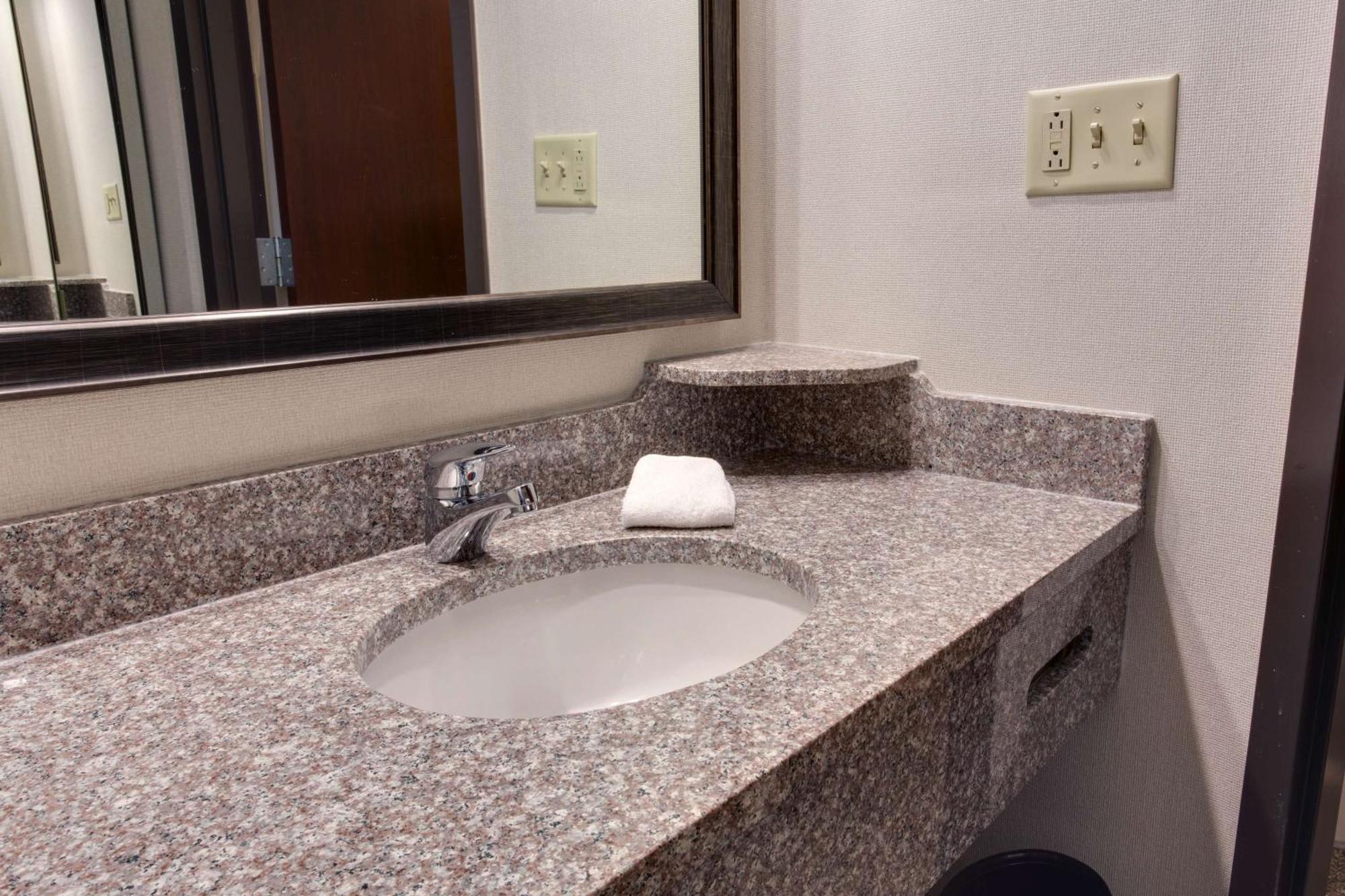 Drury & Airport Hotel 3*