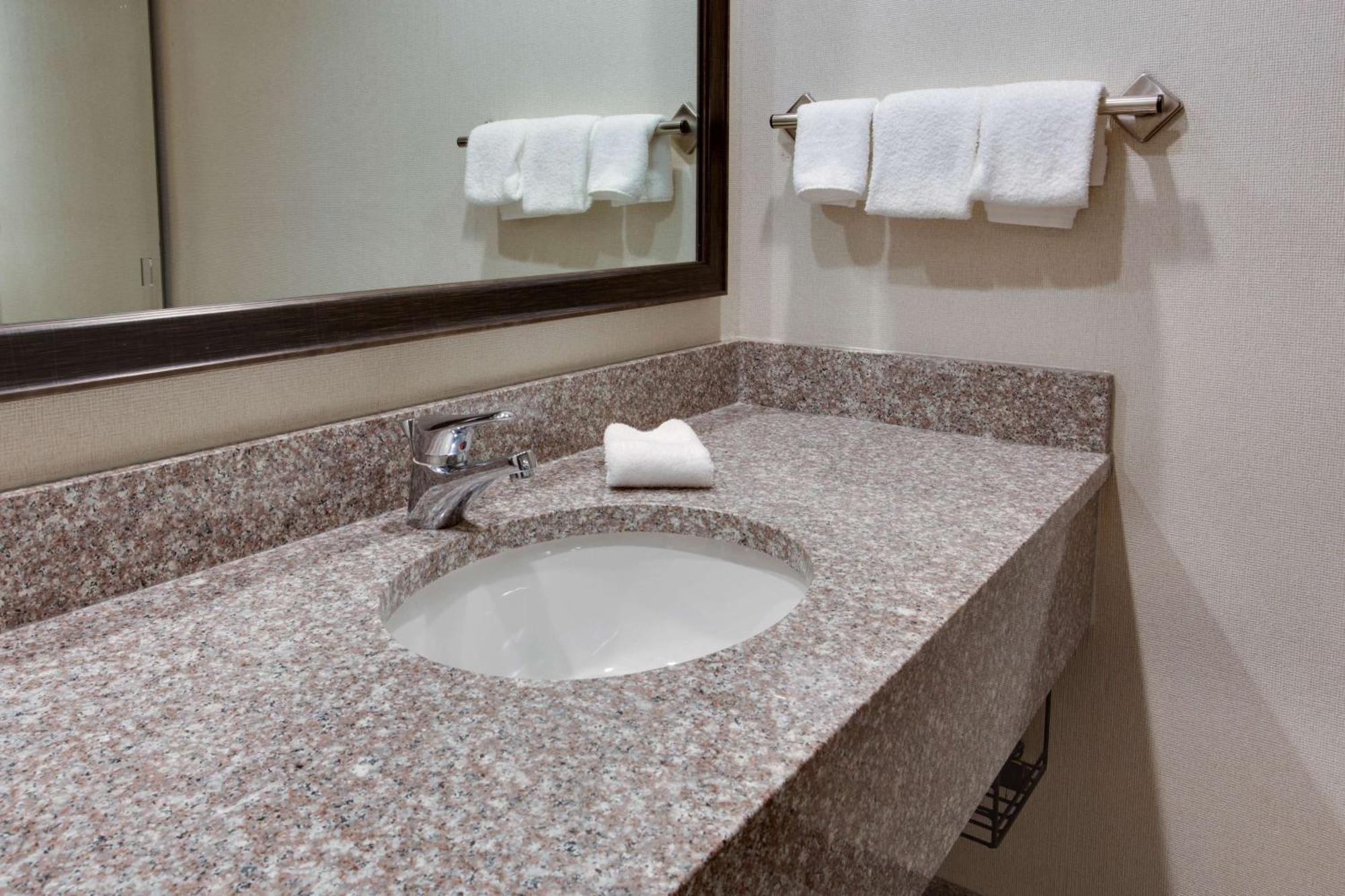 Hotel Drury & Airport