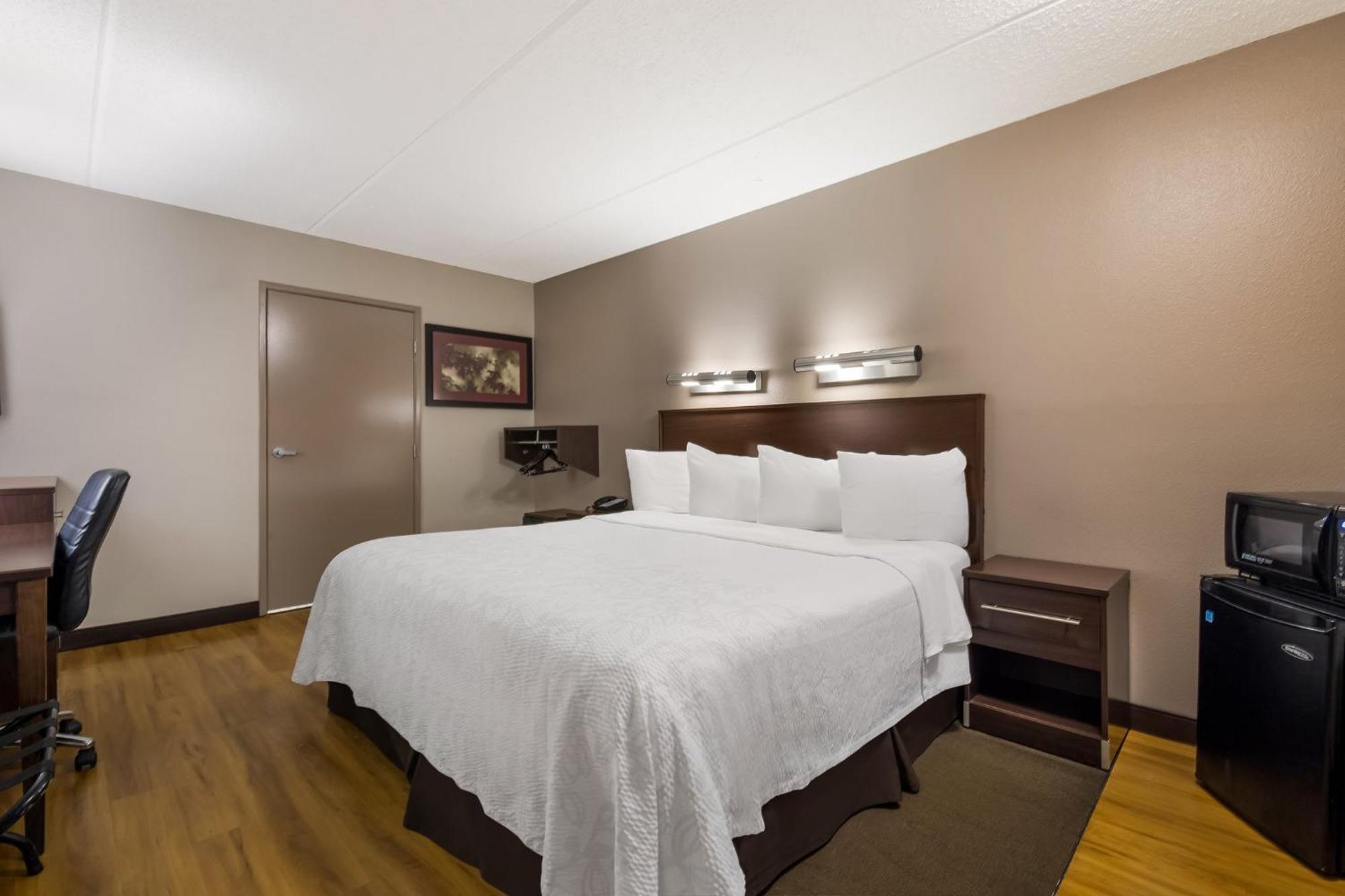 Red Roof Plus+ Airport Hotel 3*
