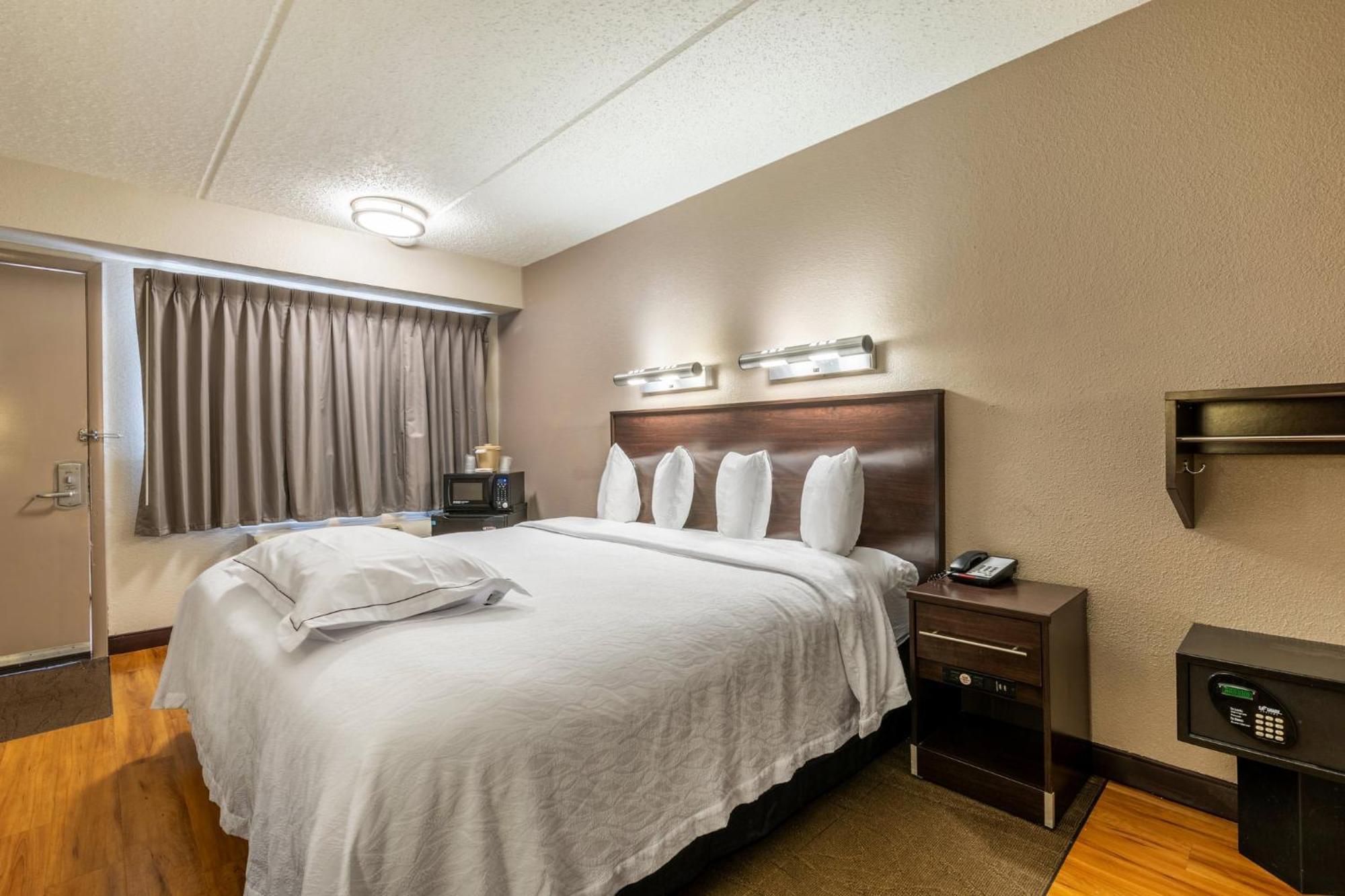 Hotel Red Roof Plus+ Airport 3*