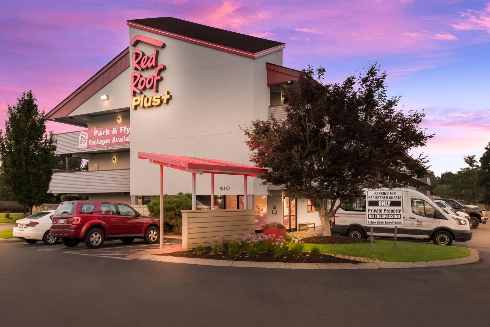 Hotel Red Roof Plus+ Airport Nashville
