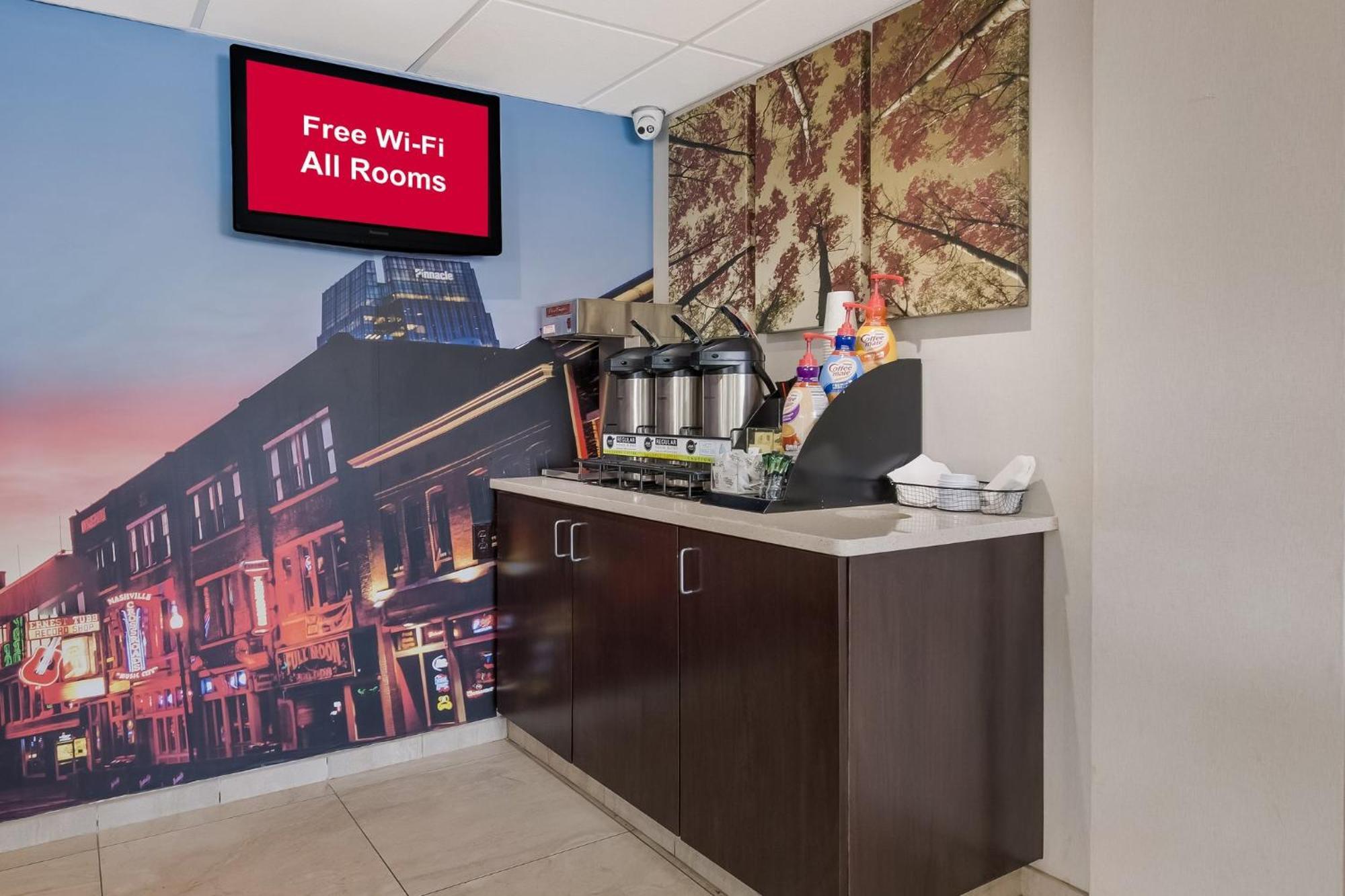 Red Roof Plus+ Airport Hotel 3*