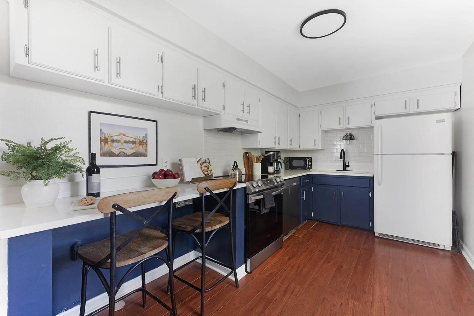The Blue - 4 Beds And 7 Mins To Broadway! Apartment *