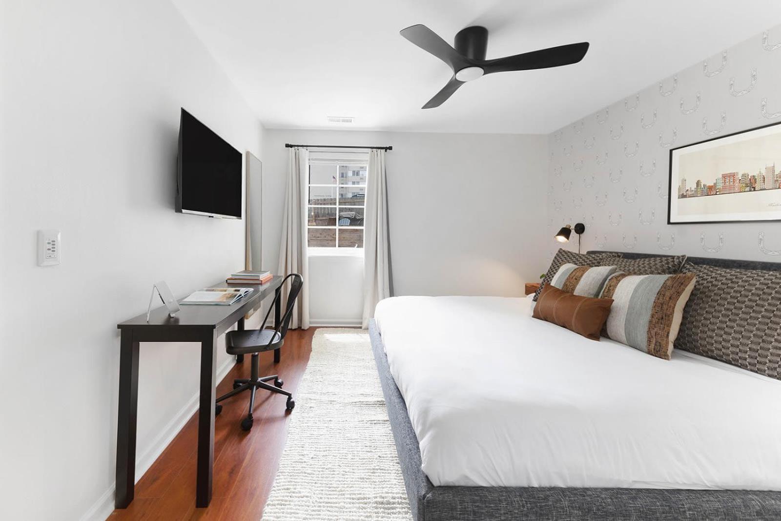 The Blue - 4 Beds And 7 Mins To Broadway! Apartment *