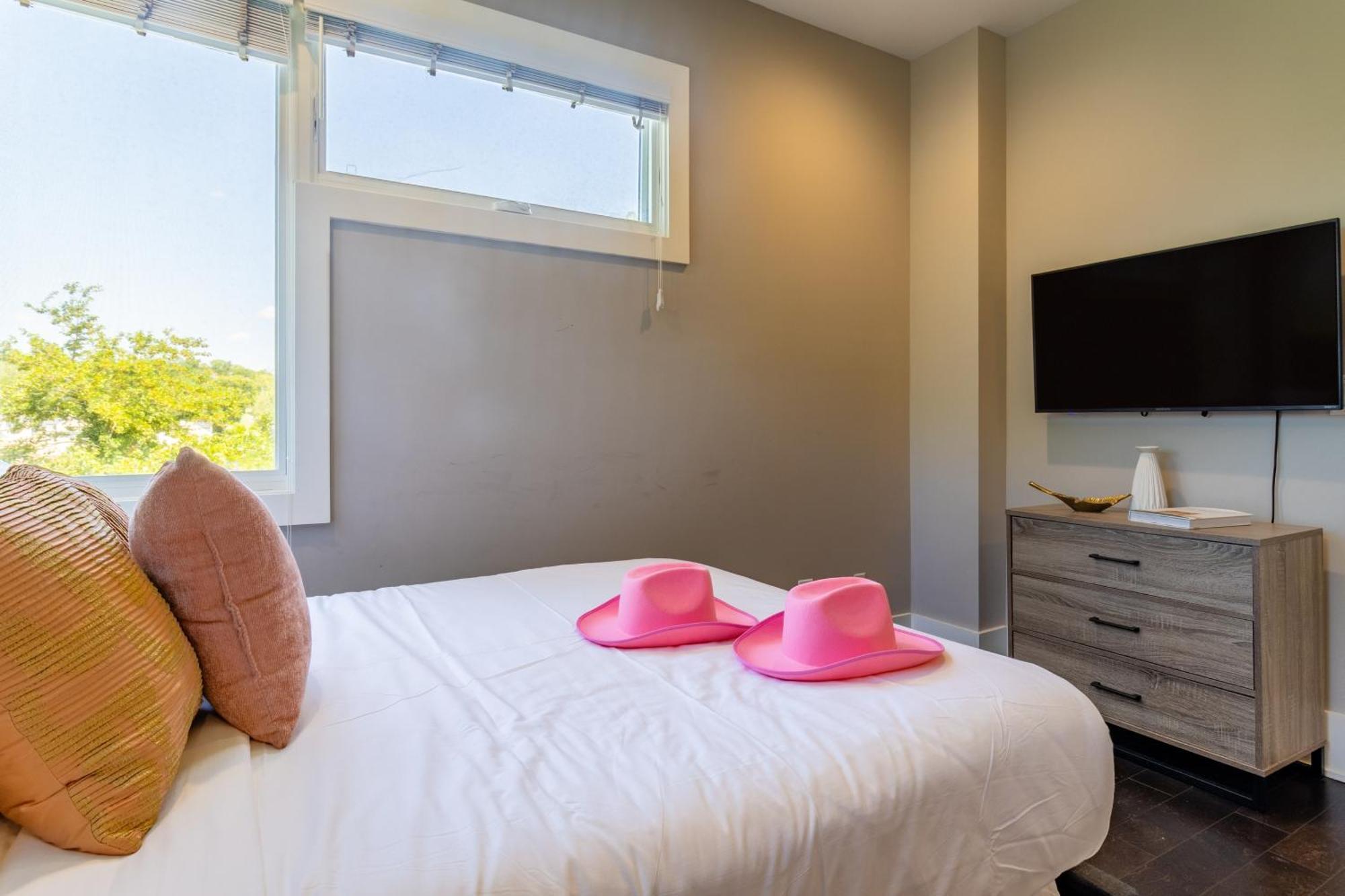 Doralee By Avantstay Rooftop Mins From Downtown Dolly Parton Theme Holiday home *