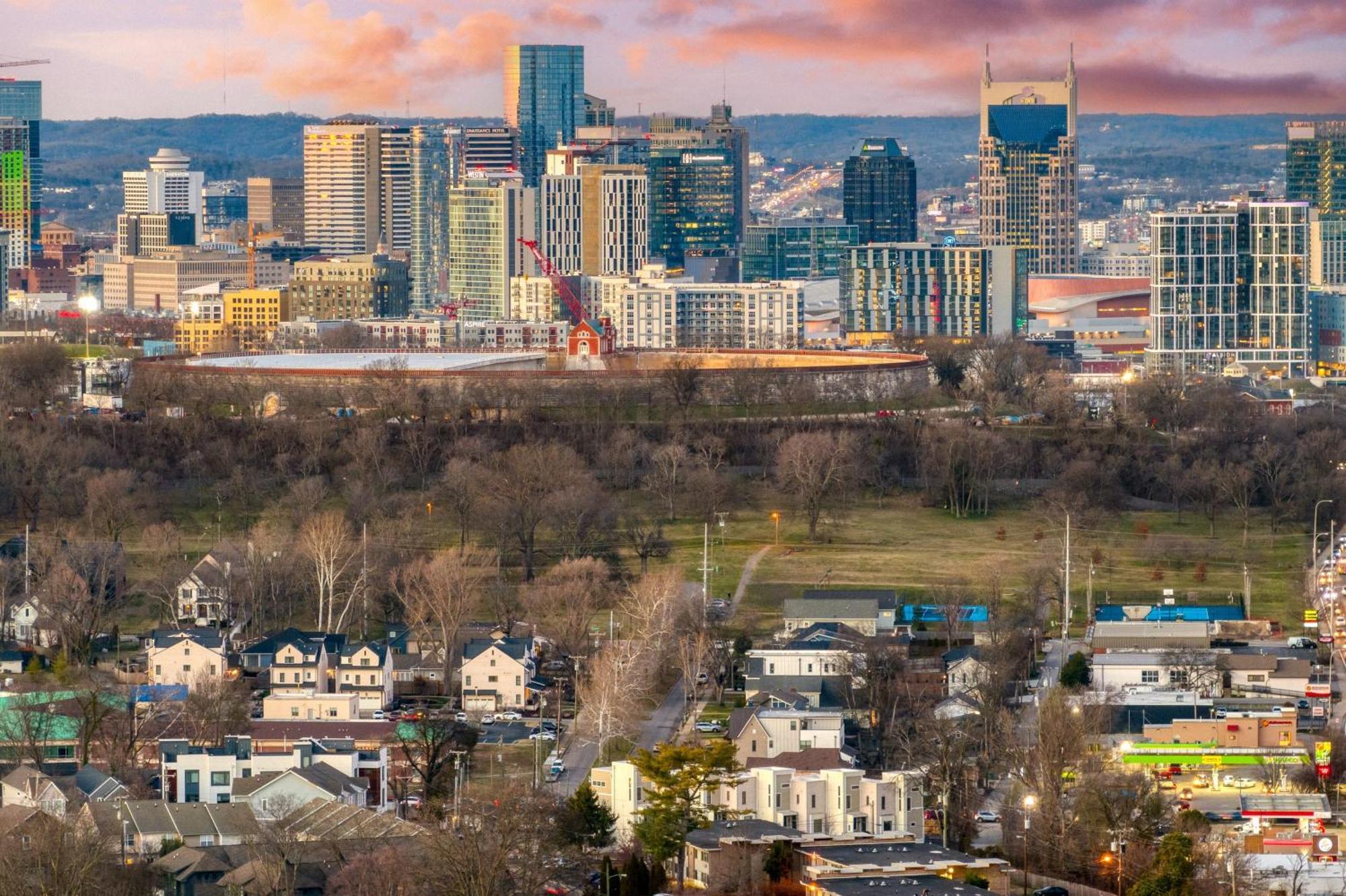 Doralee By Avantstay Rooftop Mins From Downtown Dolly Parton Theme Holiday home Nashville