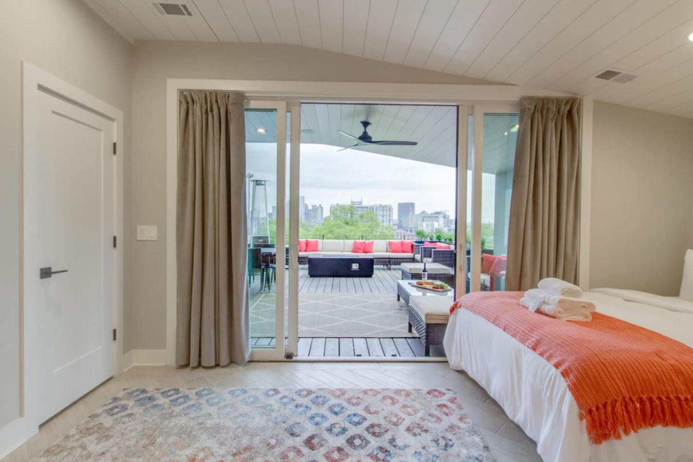 The Dove Downtown Modern Huge Rooftop Deck Gulch Holiday home *
