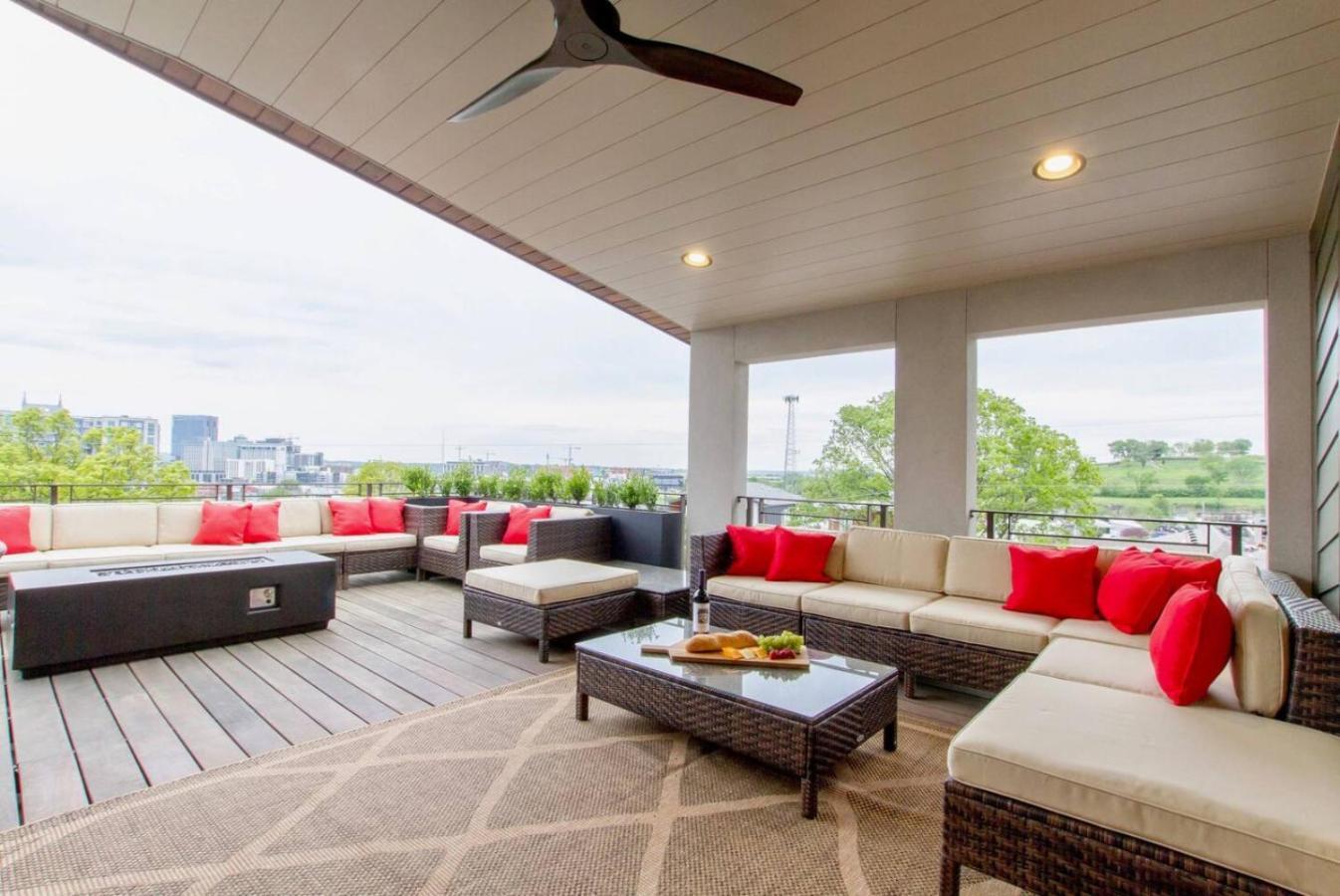 The Dove Downtown Modern Huge Rooftop Deck Gulch Holiday home Nashville