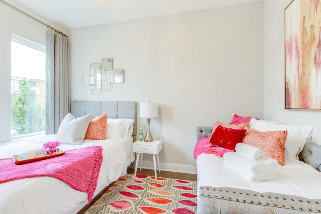 The Dove Downtown Modern Huge Rooftop Deck Gulch Holiday home Nashville