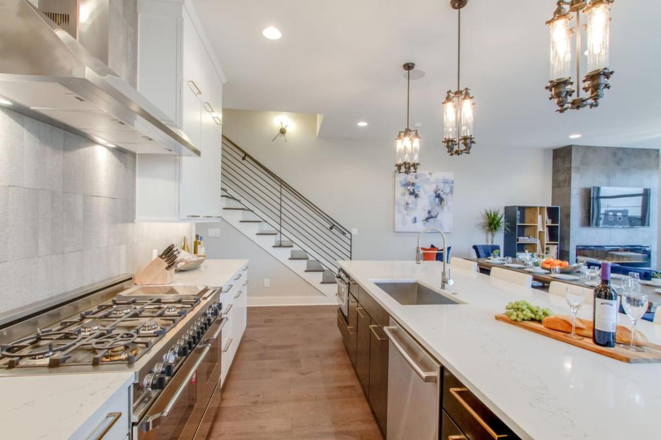 The Dove Downtown Modern Huge Rooftop Deck Gulch Holiday home Nashville
