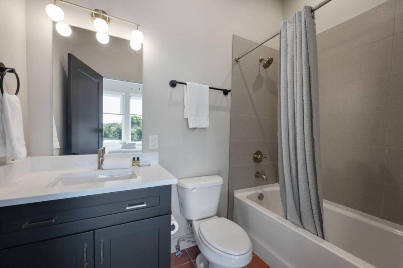 Cowgirl Up 4bd 4.5bth Rooftop Views Holiday home *
