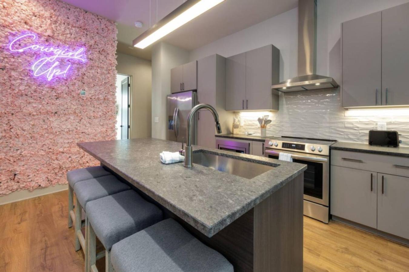 Cowgirl Up 4bd 4.5bth Rooftop Views Holiday home