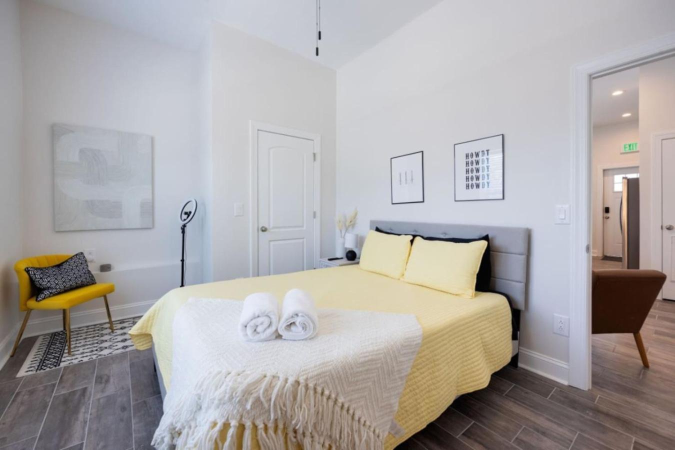 The Centennial Charmer- 8 Min From Broadway Holiday home *
