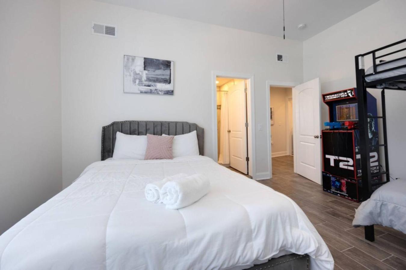 The Centennial Charmer- 8 Min From Broadway Holiday home *