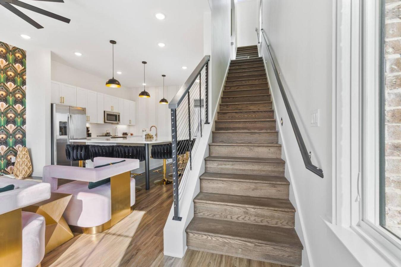 Holiday home Stunning With Rooftop Deck Walk To Restaurants Coffee And Brewery