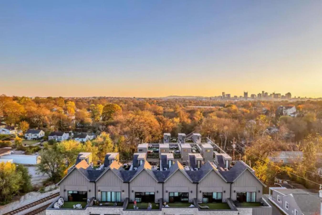Stunning With Rooftop Deck Walk To Restaurants Coffee And Brewery