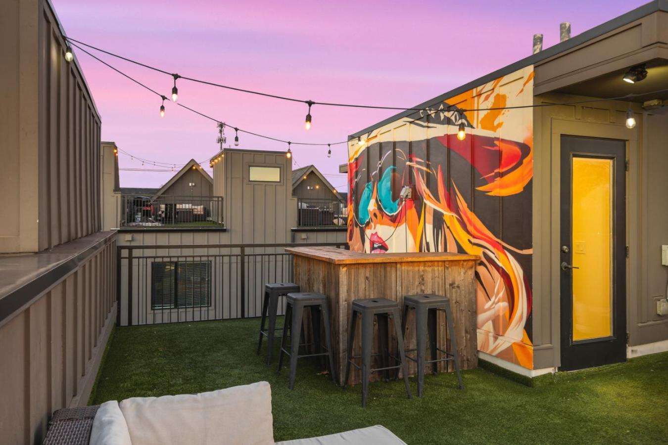 Stunning With Rooftop Deck Walk To Restaurants Coffee And Brewery Holiday home Nashville