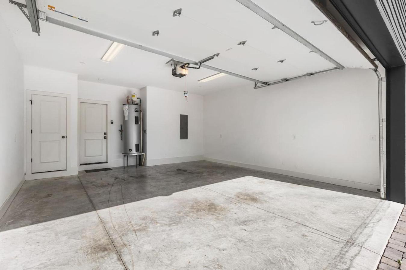 Stunning With Rooftop Deck Walk To Restaurants Coffee And Brewery Holiday home Nashville