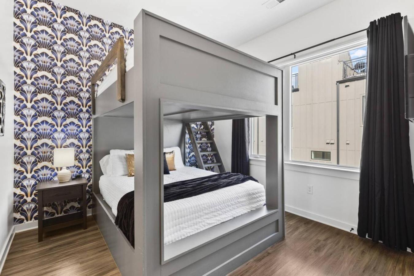 Stunning With Rooftop Deck Walk To Restaurants Coffee And Brewery Holiday home Nashville