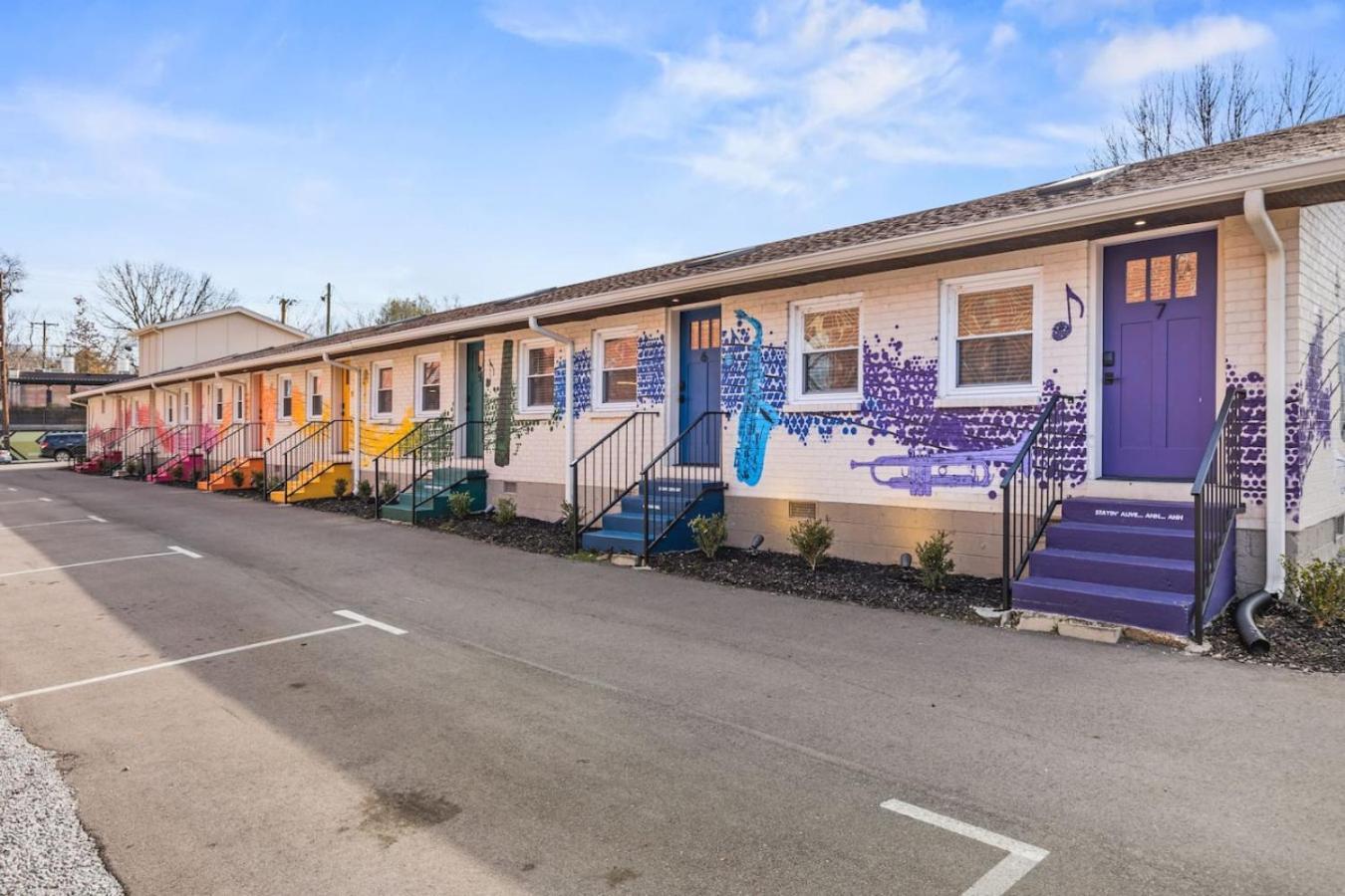Vibrant Multi Building That Sleeps 48 With 7 Units