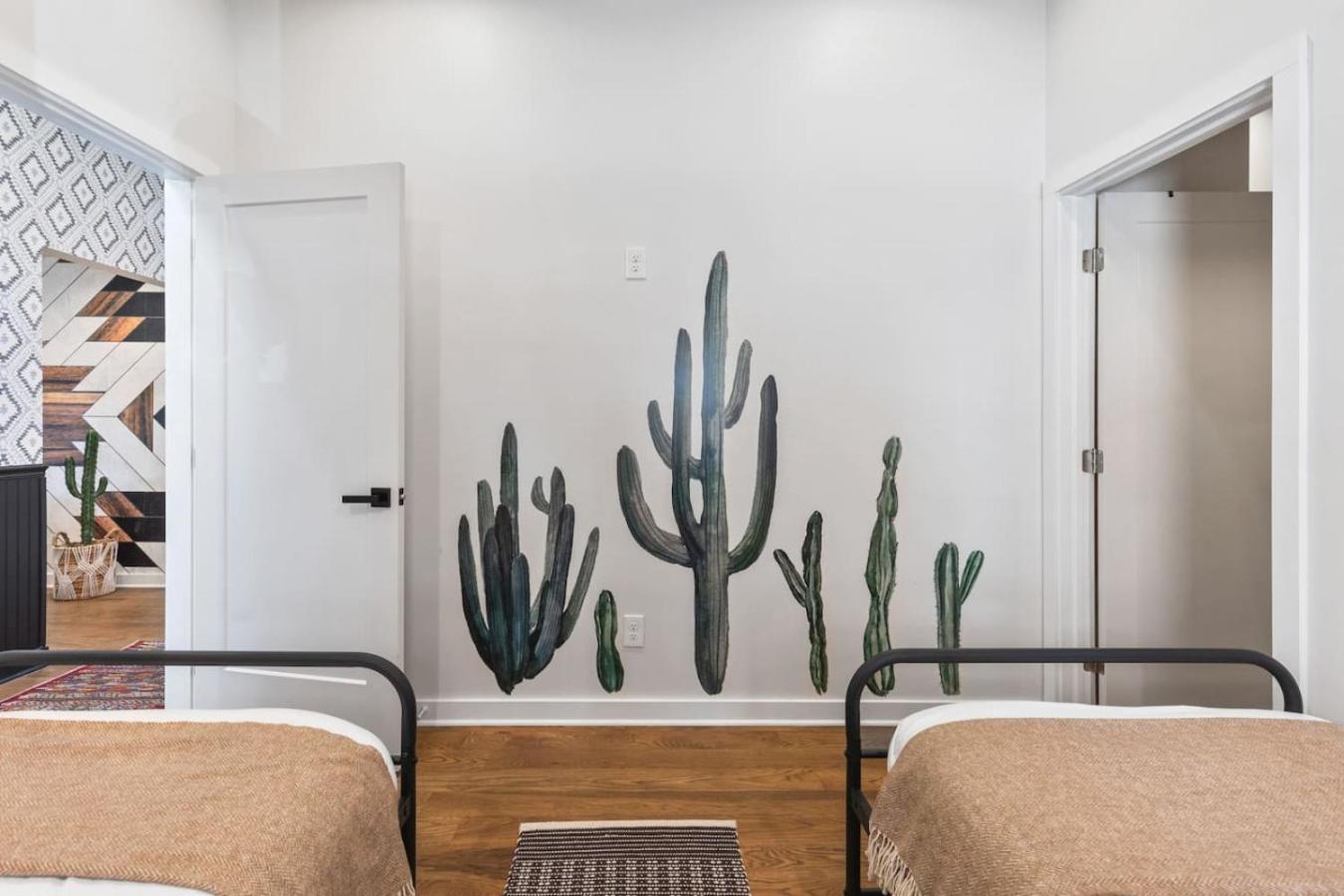 Vibrant Multi Building That Sleeps 48 With 7 Units *