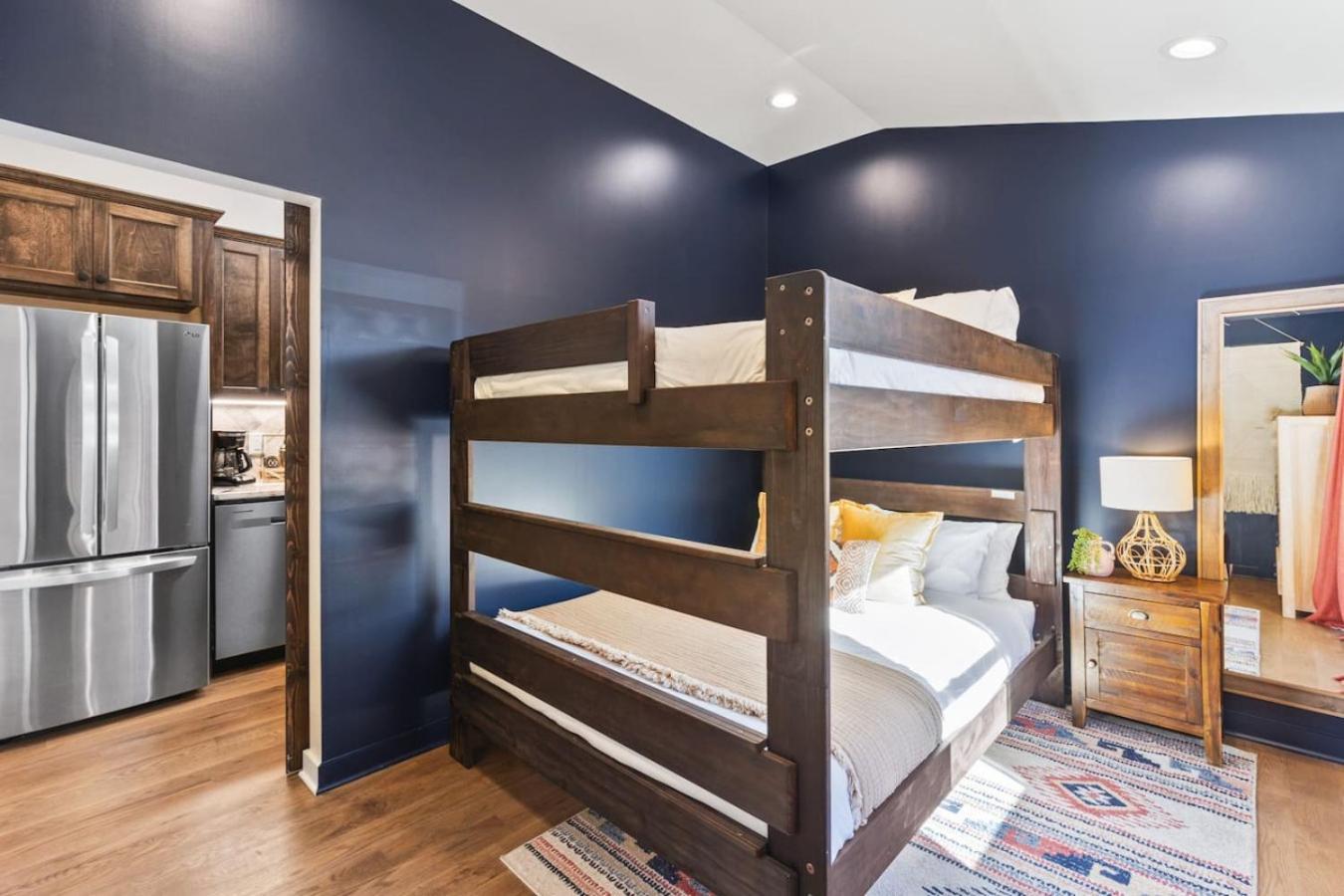 Vibrant Multi Building That Sleeps 48 With 7 Units * Nashville