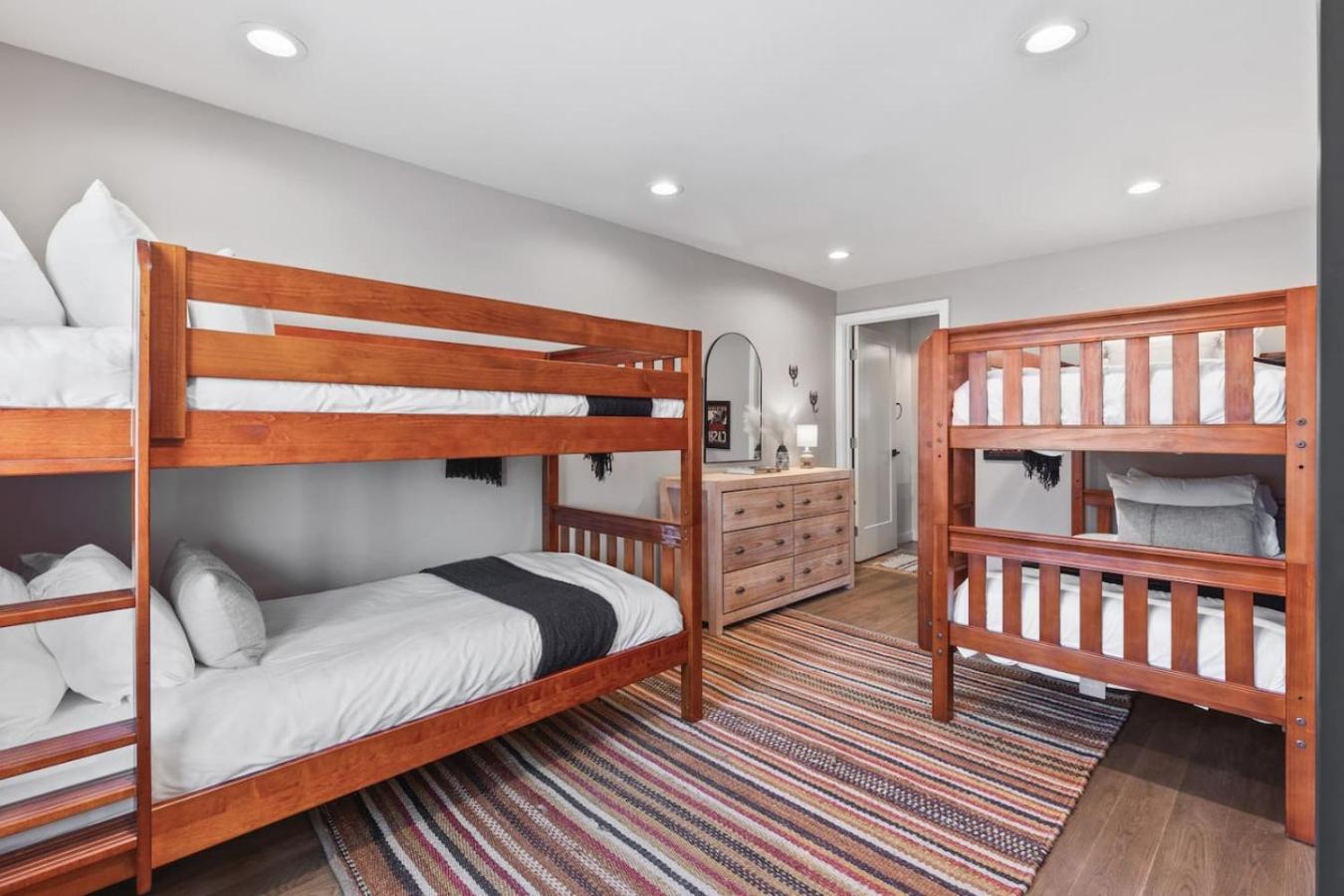 Vibrant Multi Building That Sleeps 48 With 7 Units Nashville
