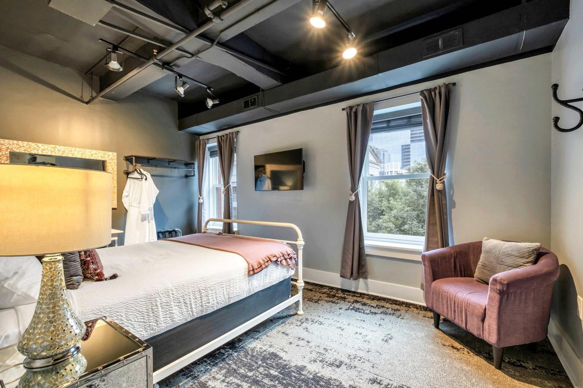 Contemporary 6br By Maddox Apartment
