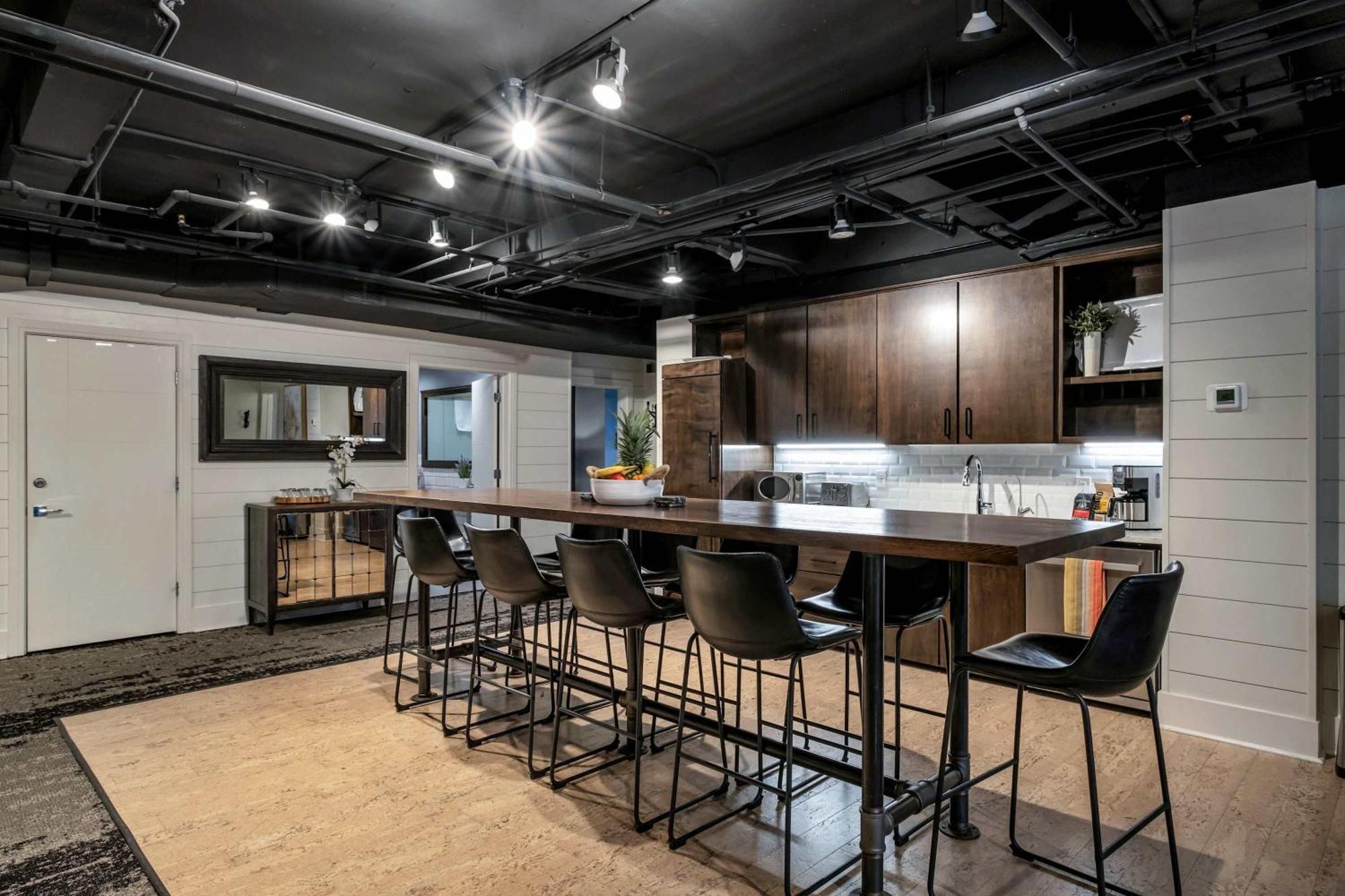 Contemporary 6br By Maddox Apartment *