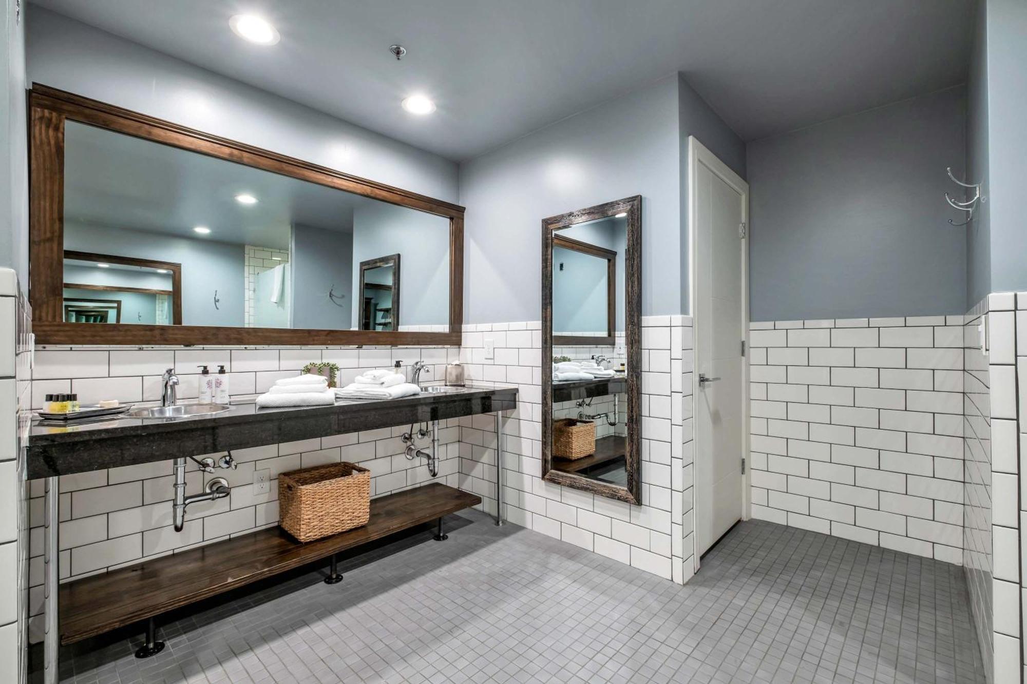 Contemporary 6br By Maddox