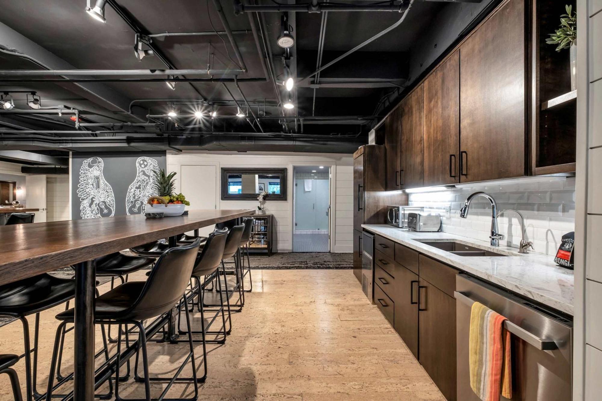 Contemporary 6br By Maddox Apartment
