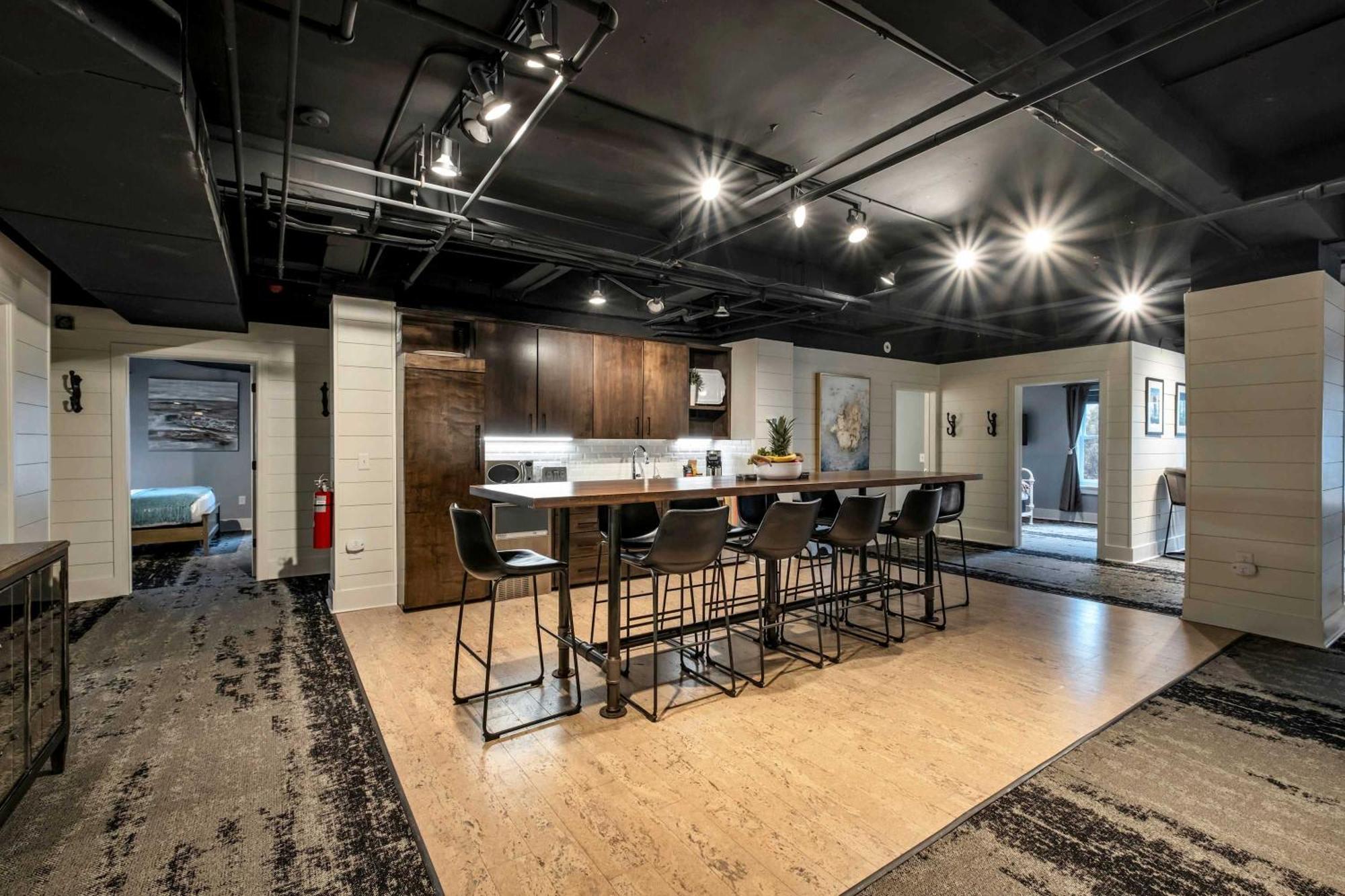 Contemporary 6br By Maddox Apartment *