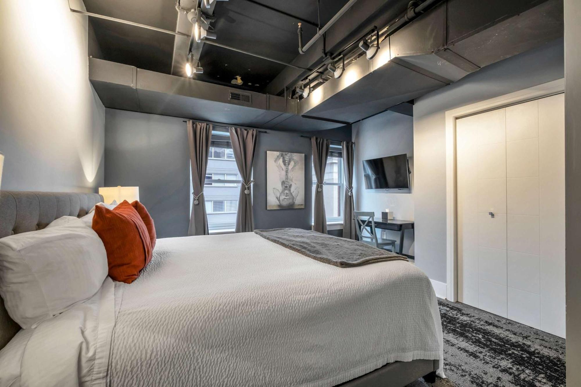 Contemporary 6br By Maddox